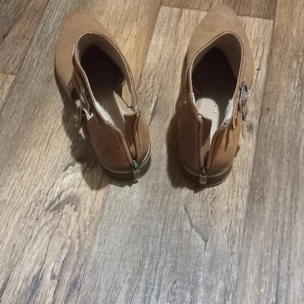 Chinese Laundry Women's Tan Ankle Strap Suede Booties Size 8 1/2 - Picture 2 of 5